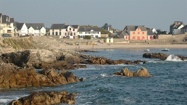 A coastal town with houses along the beach and rocky outcrops in the water. - HOUSE VILLA (Batz-sur-Mer)