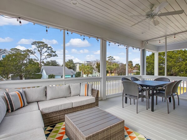 屋外ダイニングエリア