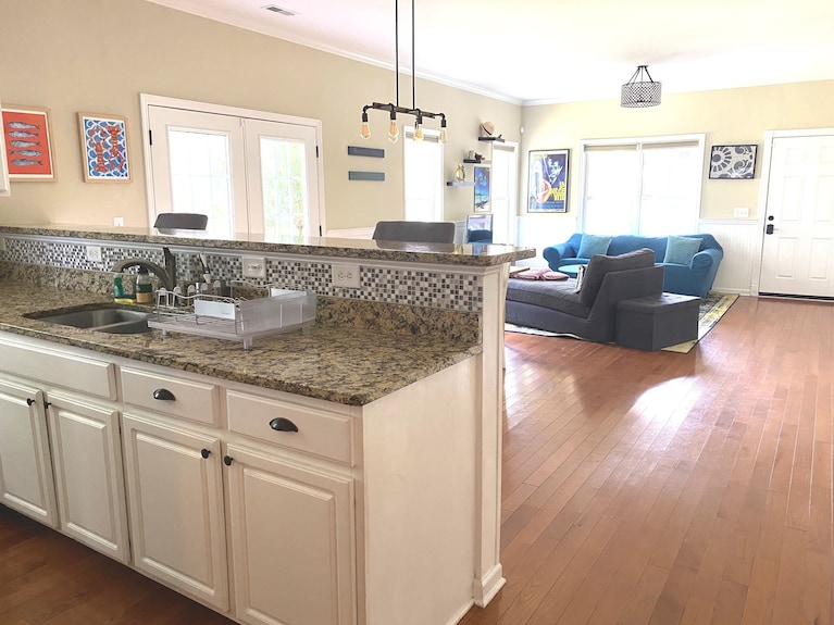 Lovely 4br/2ba Home! Less Than 10 Minutes To Downtown Charleston & Folly Beach - Charleston, SC