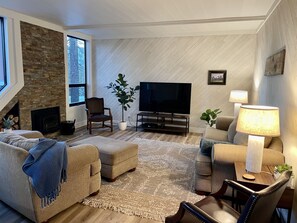 Smart TV, fireplace, table tennis - Mammoth 1849 Condo, next to Canyon Lodge (Mammoth Lakes)
