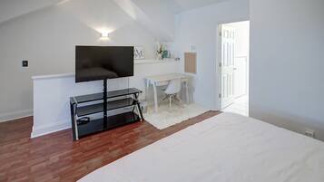 4 dormitoris, planxa i posts de planxar i un bressol de viatge