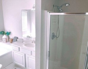 Bañera con ducha, secador de pelo, toallas, jabón