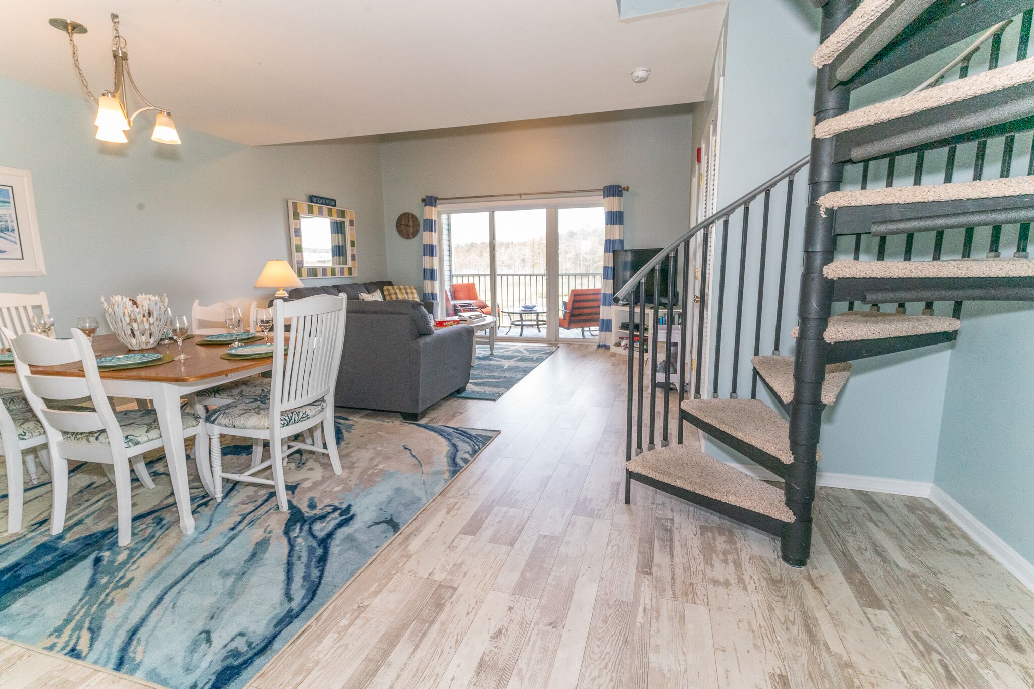 Smart-TV, Kamin, DVD-Player, Bücher