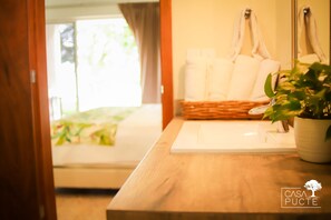 Douche, douche cascade, serviettes fournies, savon