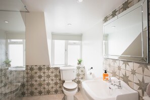 Shower, hair dryer, towels, soap - Old baker's apartment with Lyme Regis on your doorstep (Lyme Regis)