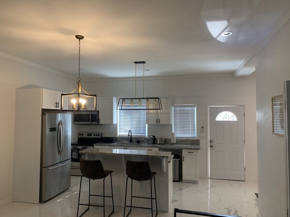 Kjøleskap, mikrobølgeovn, ovn og kokeplater