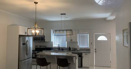 Modern Townhouse Near Beach and Grocery Store