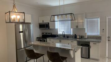 Geladeira, micro-ondas, fogão, cooktop