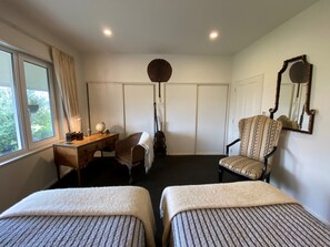 Chambre (The Canterbury Suite) | Fer et planche à repasser, accès au Wi-Fi (inclus), literie fournie