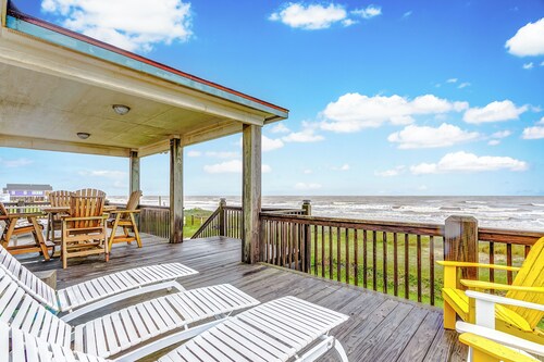 Sharky Fin's II-Beach Front-Cozy, 3 bedroom, 3 bath home that sleeps 9.