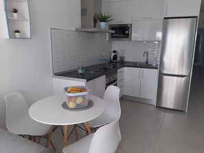 Fridge, microwave, oven, stovetop - MARINE SENATOR (Costa Teguise)