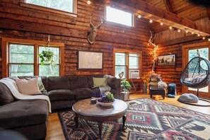 Televisión, chimenea, videojuegos y oficina