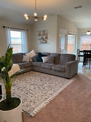 Living area - Fort Worth Paradise (Fort Worth)