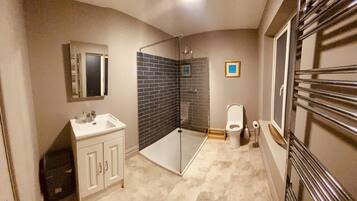 Dusch, hårtork, handdukar och tvål