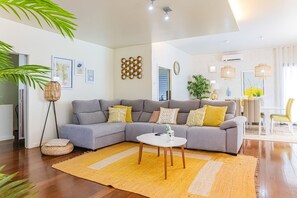 Villa | Wohnbereich | 30-Zoll-Fernseher mit Kabelempfang, Kamin