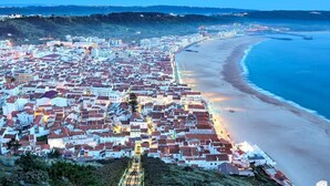 A coastal town with a beach, buildings with red roofs, and a hilly landscape. - Villa-4bedroom-3bathroom-pool-petfriendly (Nazaré)