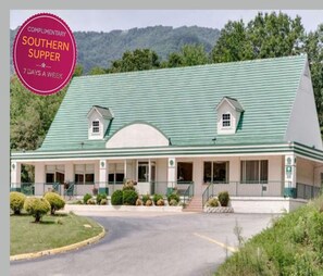Exterior - Deluxe Accommodations, Mountain Views and Southern Supper! (Candler)