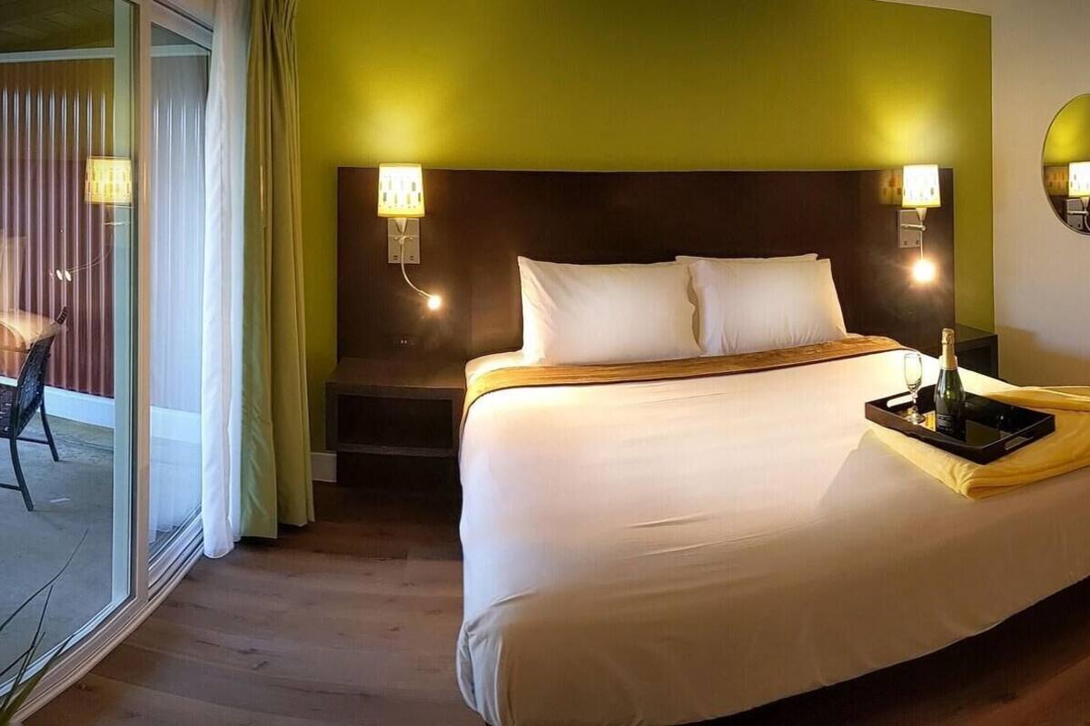 Premium bedding, memory foam beds, WiFi (free), bed sheets