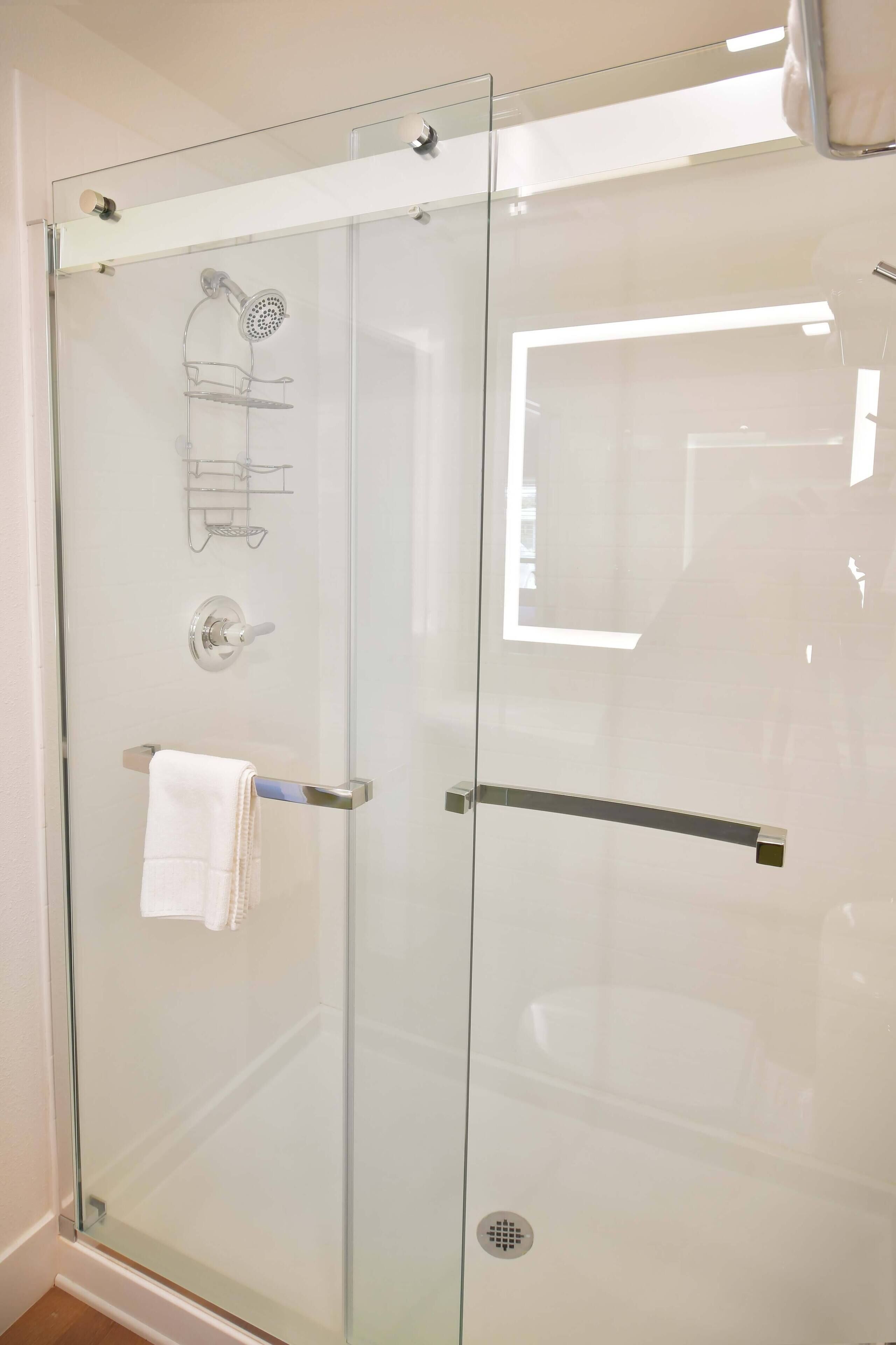 Standard Double Room, 2 Queen Beds | Bathroom