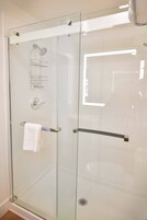 Habitación estándar doble, 2 camas de matrimonio | Baño | Ducha y toallas