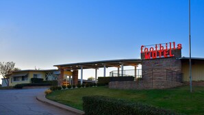 A motel with a prominent red neon sign reading "foothills motel." - The Foothills Motel (Auburn)