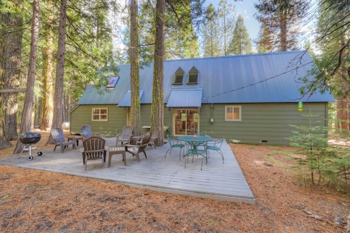 Spacious Classic Cabin Retreat- near Lassen