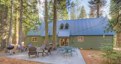 Spacious Classic Cabin Retreat- near Lassen
