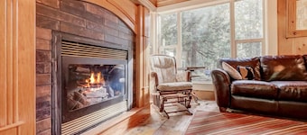 Spacious Classic Cabin Retreat- near Lassen