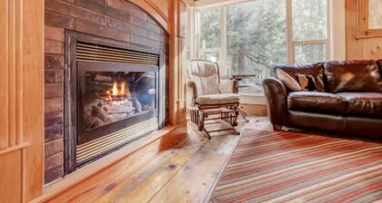 Spacious Classic Cabin Retreat- near Lassen