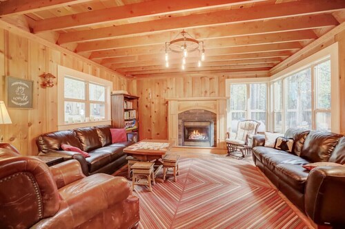 Spacious Classic Cabin Retreat- near Lassen