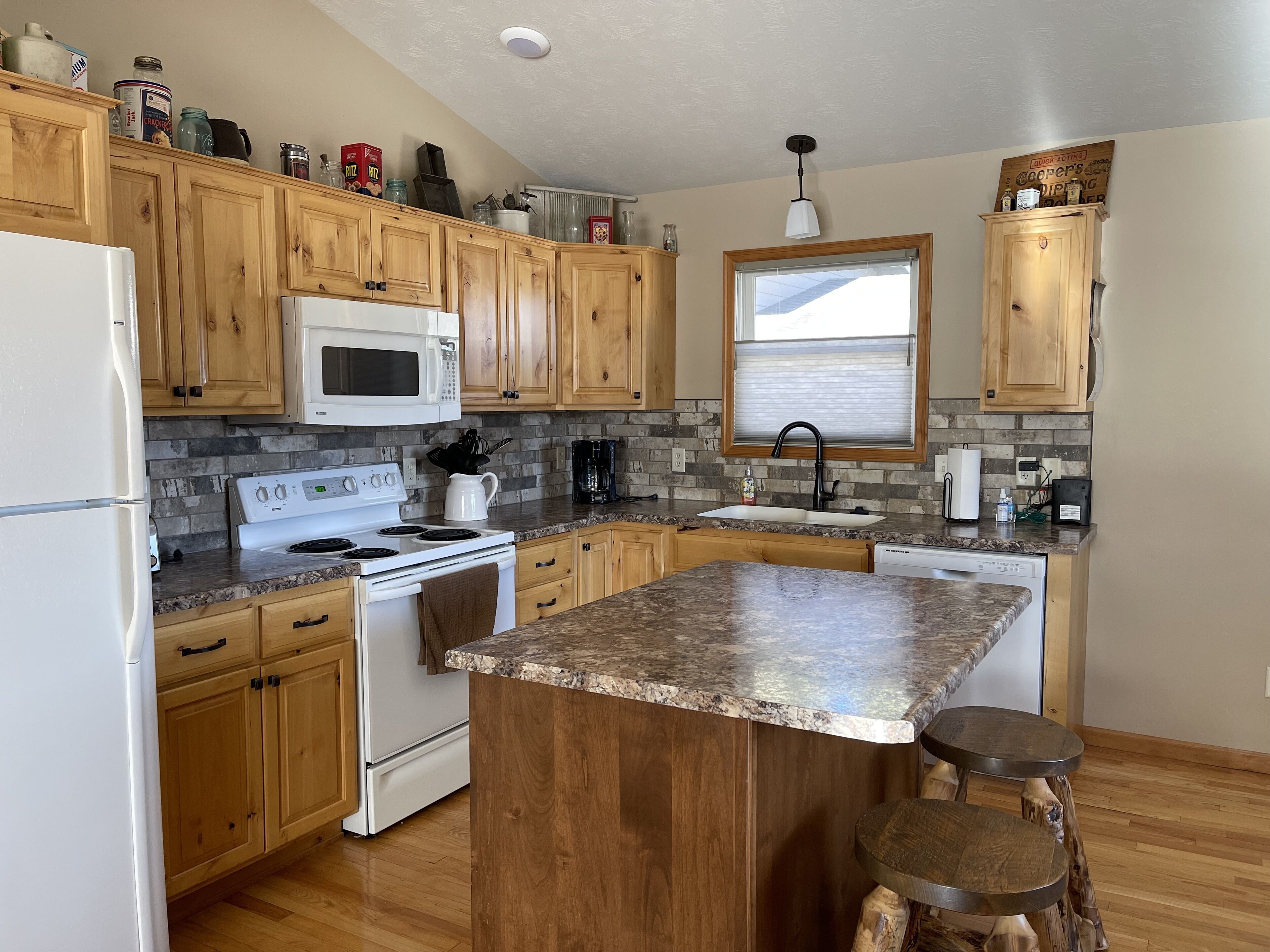 Jääkaappi, mikroaaltouuni, uuni, liesi