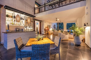 Frühstück, Mittagessen, internationale Küche, Blick auf den Pool