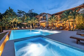 Outdoor pool, open 9:00 AM to 7:00 PM, pool umbrellas, sun loungers - Casa Jacaranda Hotel Boutique - Cauca Viejo - Mayores de 14 años (Jericó)