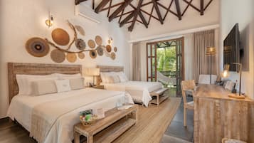 Firemannsrom, balkong | Dundyner, minibar (inkludert), safe på rommet og skrivebord