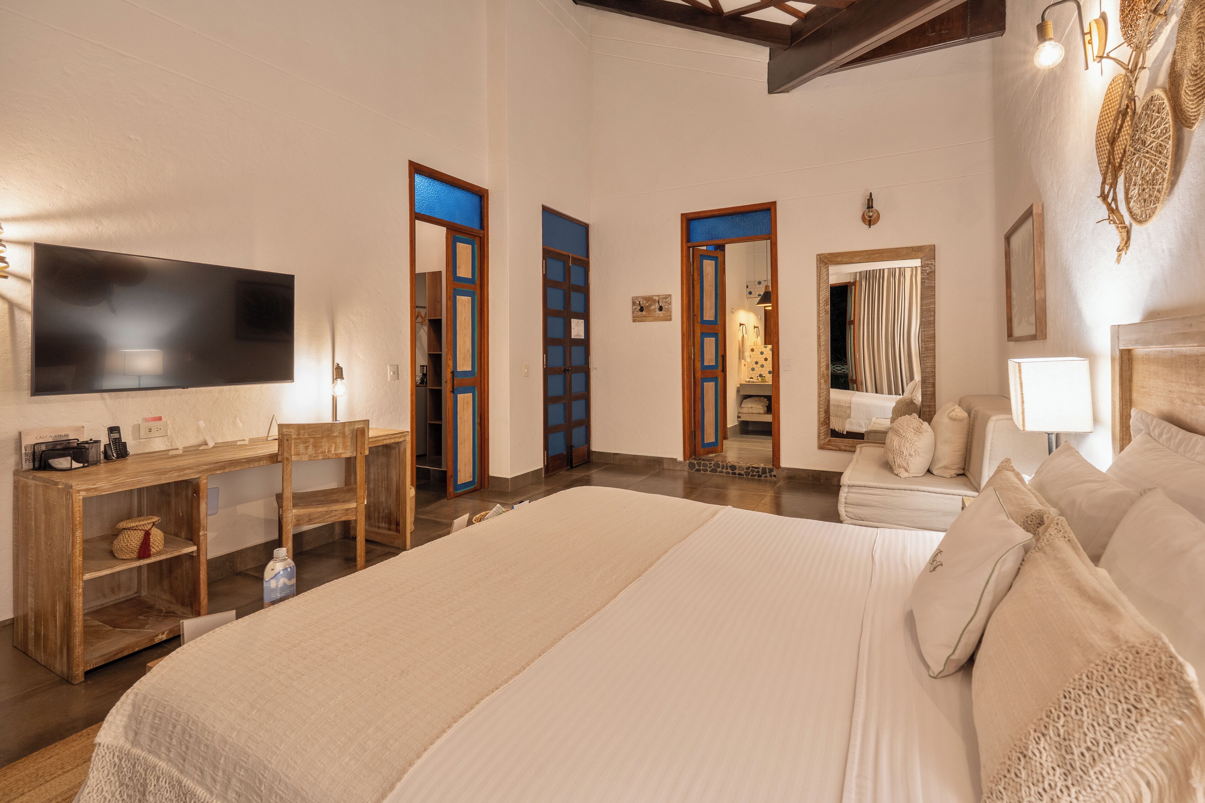 Deluxe-Doppelzimmer, Balkon | Daunenbettdecken, kostenlose Minibar, Zimmersafe, Schreibtisch