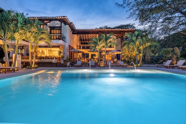Piscine extérieure, parasols de plage, chaises longues
