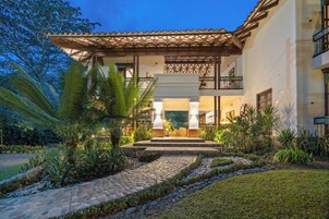 Fachada del alojamiento - Noche