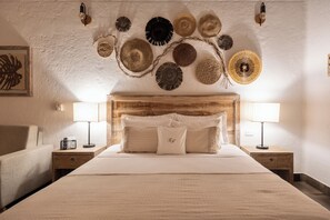 Cubrecamas y minibar con artículos gratuitos 