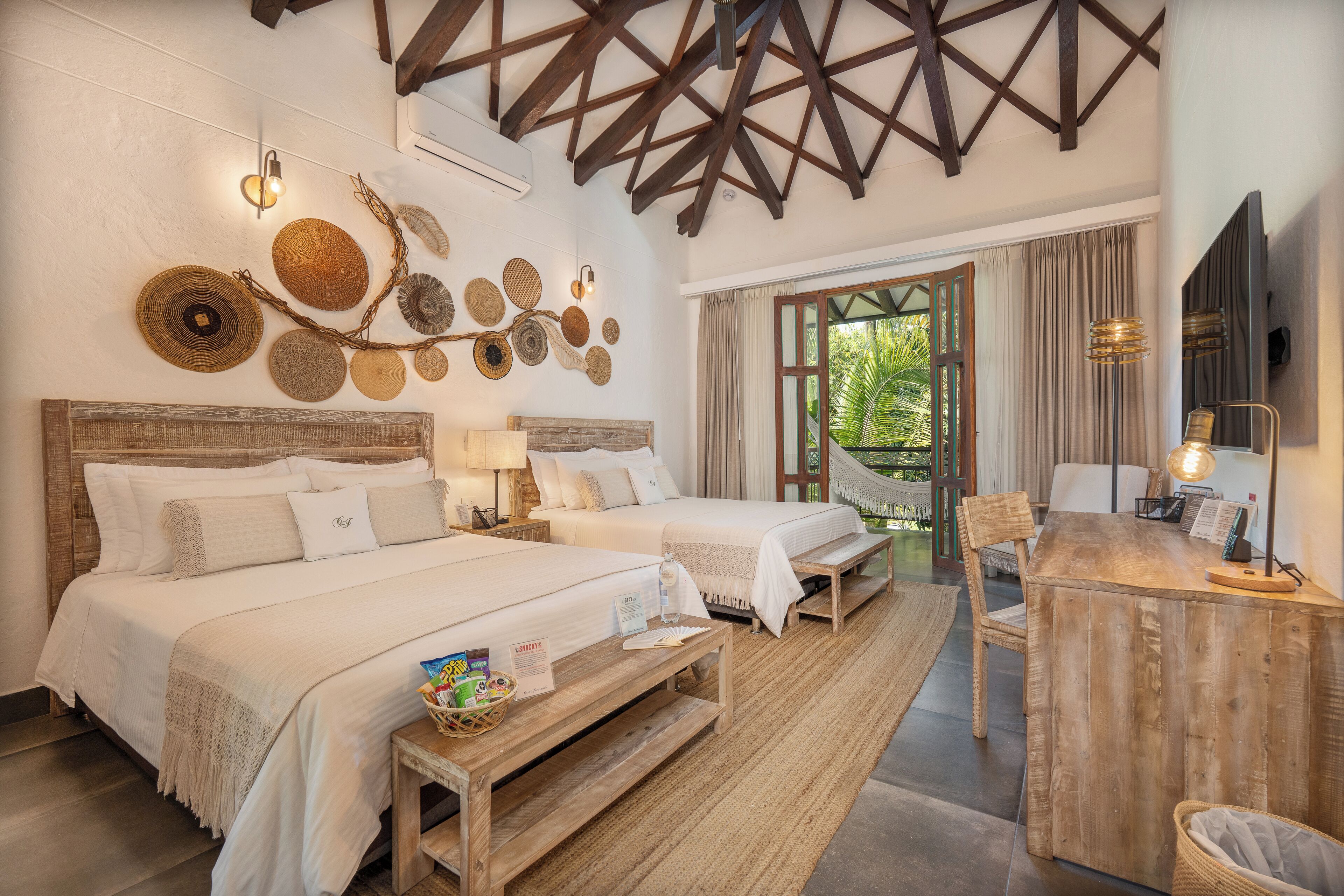 Phòng 4, ban công | Chăn bông, minibar với thức uống miễn phí, két bảo mật tại phòng, bàn 