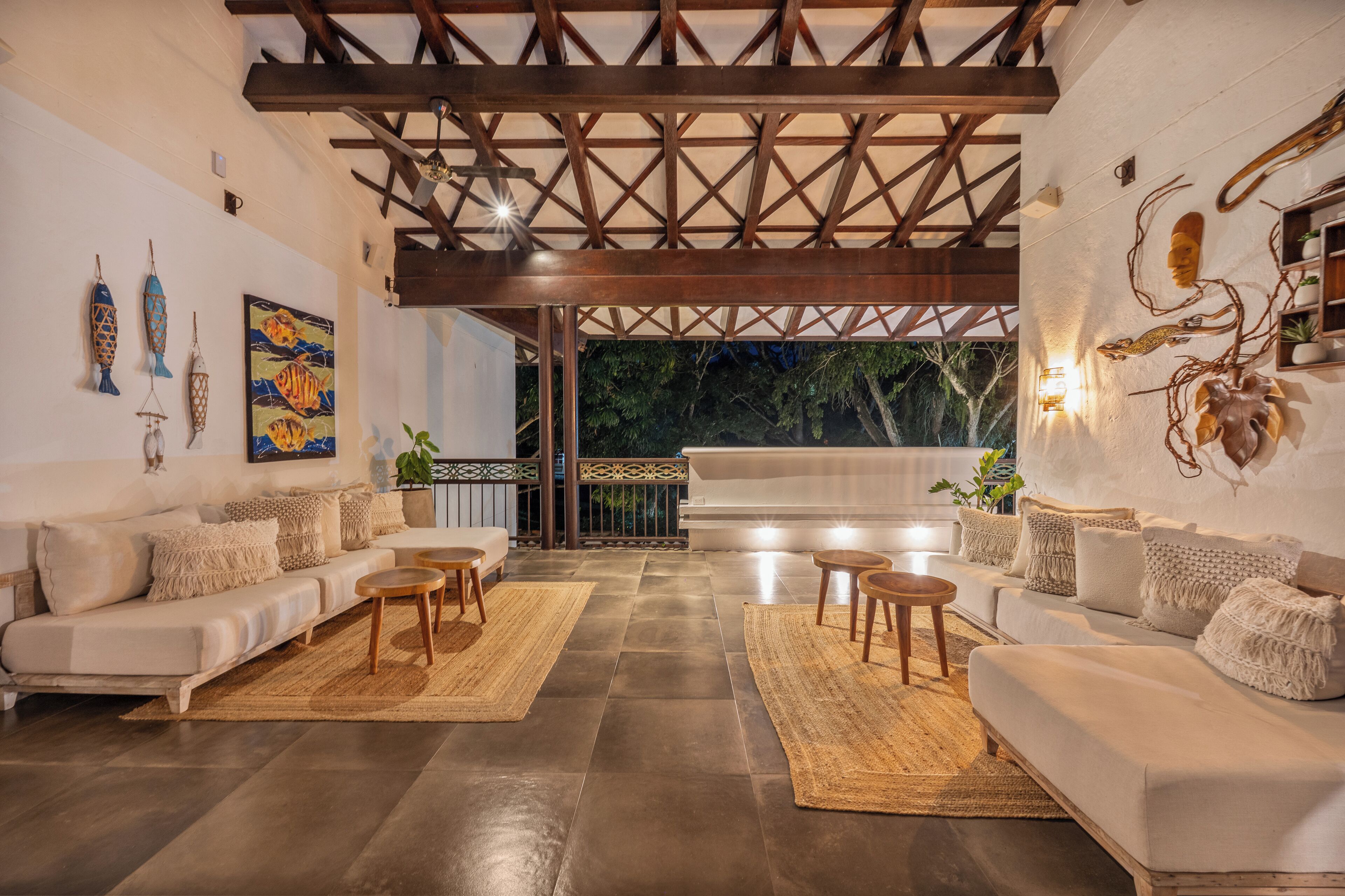 Ampla sala de estar com teto alto, um amplo sofá e vista para o exterior.