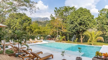 Piscine extérieure, parasols de plage, chaises longues