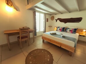 4 chambres, bureau, chambres insonorisées, fer et planche à repasser