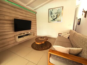 Tv, ett bordtennisbord och böcker