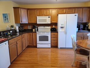 冰箱、微波炉、烤箱、炉灶