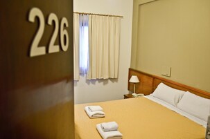 Cubrecamas, caja de seguridad en la habitación, wifi y ropa de cama 