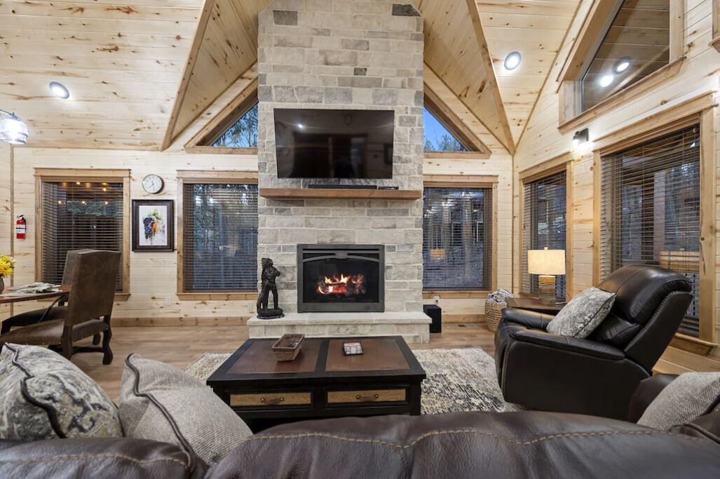 New Luxury Honeymoon Cabin-Private Hot Tub, Fireplace and Double Shower