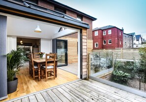 Outdoor dining - Family-friendly apartment with an attractive garden and private parking. (North Berwick)