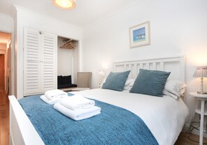 3 bedrooms, iron/ironing board, free WiFi, bed sheets - Family-friendly apartment with an attractive garden and private parking. (North Berwick)