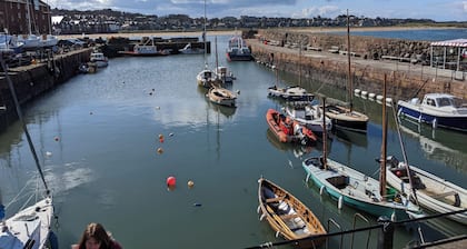 Central holiday home with pretty, sunny garden, moments from the station, golf course and beach.