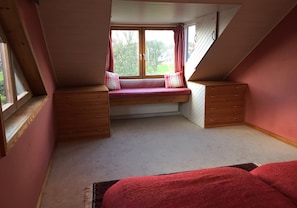 4 slaapkamers, een bureau, een strijkplank/strijkijzer, gratis wifi